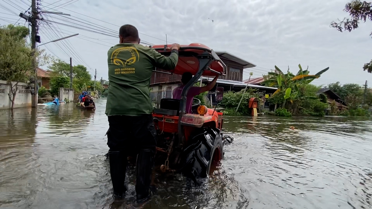 แม่น้ำพองยังล้นตลิ่งเข้าท่วมหมู่บ้าน400กว่าหลังคาเรือนเริ่มส่งกลิ่นเหม็น  