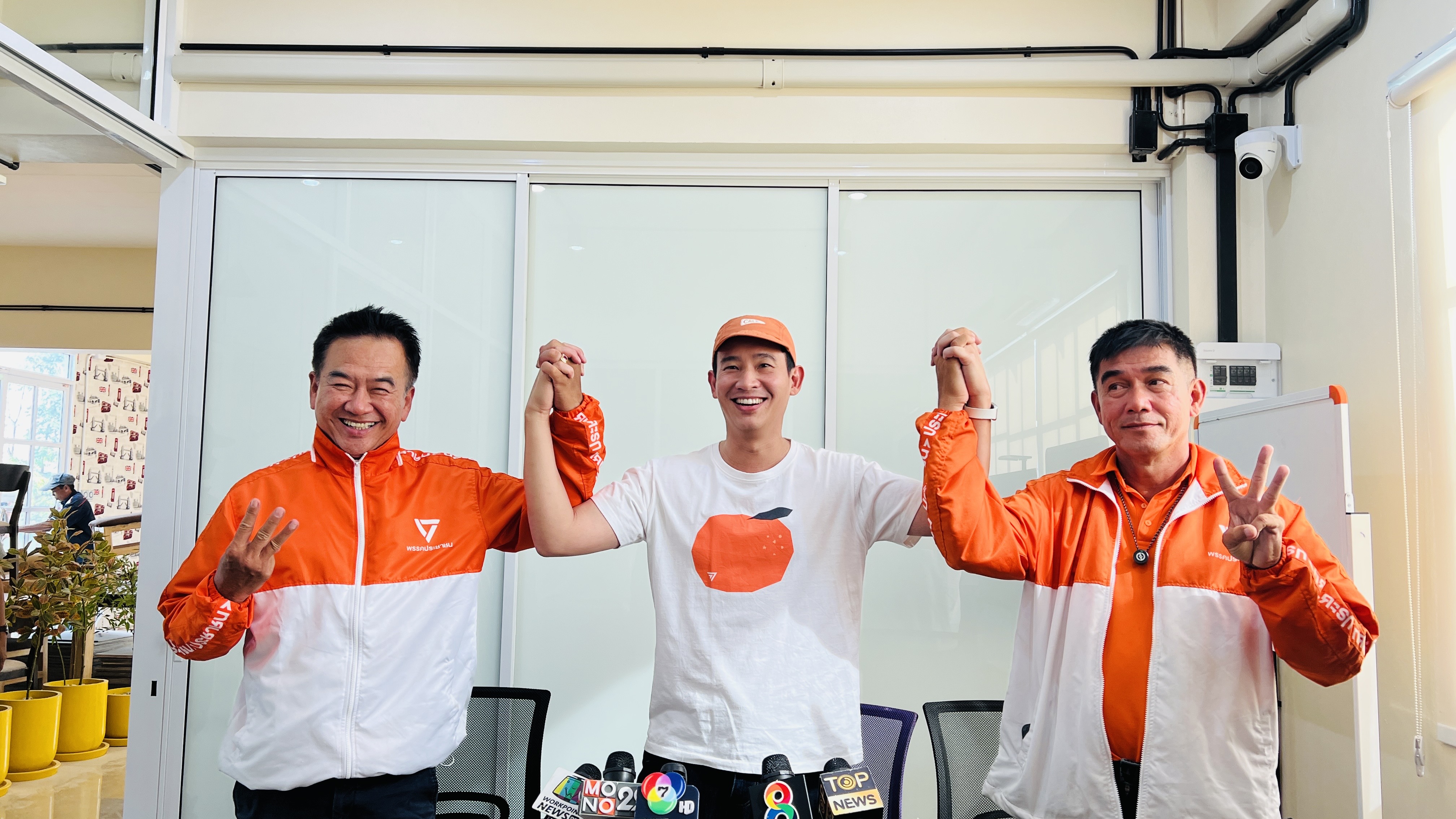 พรรคประชาชนยกทัพใหญ่ นำโดย "พิธา-วิโรจน์-เบญจา" หาเสียงช่วย "ชลธี" นั่ง "นายกอบจ.ตราดสมัยแรก" 