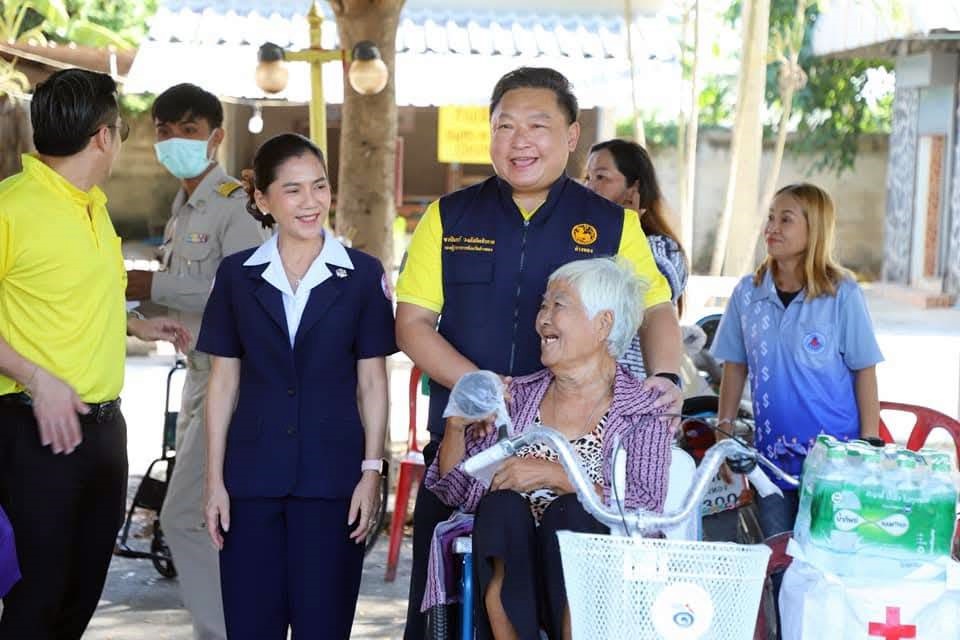 รรท.ผู้ว่าฯอ่างทอง มอบกายอุปกรณ์และอุปกรณ์การแพทย์ แก่ผู้สูงอายุและผู้พิการพื้นที่อำเภอไชโย