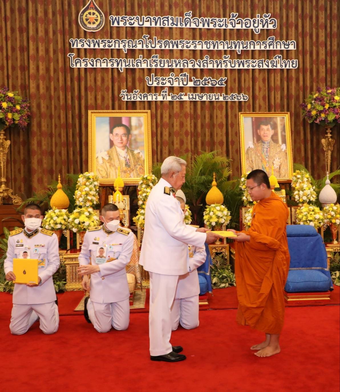 ในหลวง โปรดเกล้าฯให้ ประธานองคมนตรีเป็นผู้แทนพระองค์ ถวายทุนเล่าเรียนหลวงสำหรับพระสงฆ์ไทย 