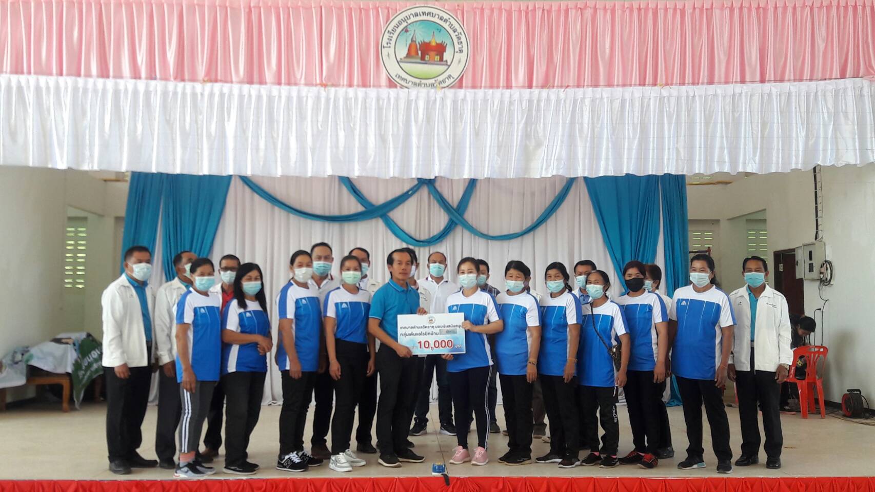 นายกเทศมนตรีตำบลวัดธาตุ สนับสนุนงบประมาณเสริมสร้างสุขภาพประชาชนกลุ่มแอโรบิคให้มีกิจกรรมอย่างต่อเนื่องสู้โควิด-19