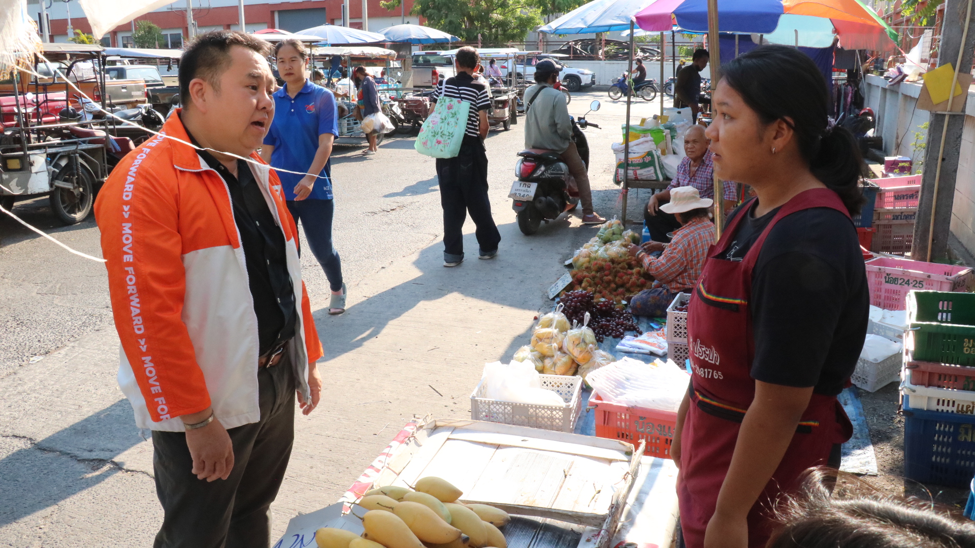 “ฉัตร” สส.ก้าวไกลโคราช เดินตลาดเช้า ฟังเสียงสะท้อนความเดือดร้อน พ่อค้าแม่ค้าบ่นระงม ค่าไฟ ของแพงทั้งแผ่นดิน