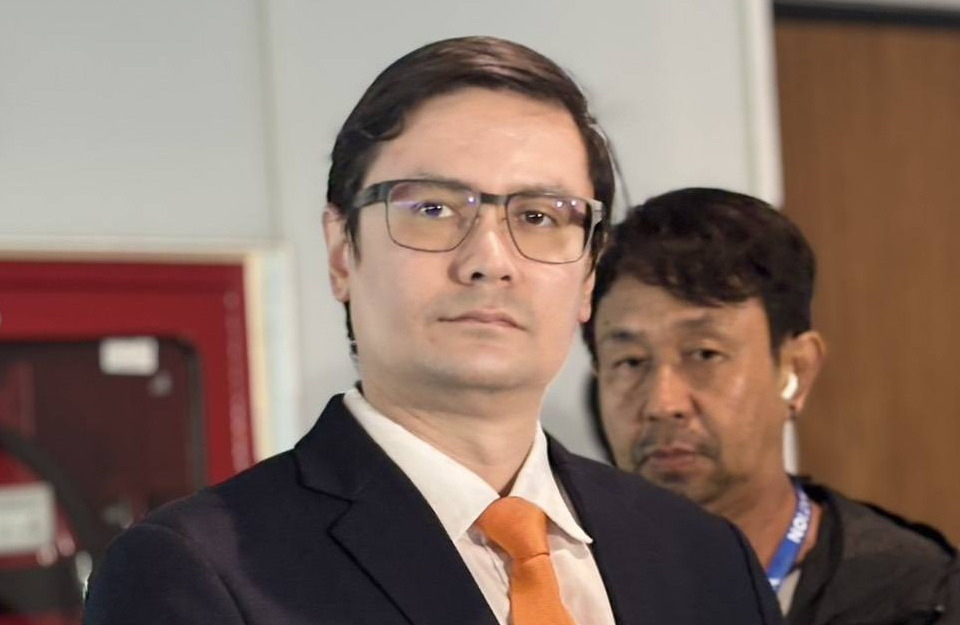 "โรม" ตั้งคำถามหลังภาพหลุด "เบน สมิธ" กับ "อนุทิน"