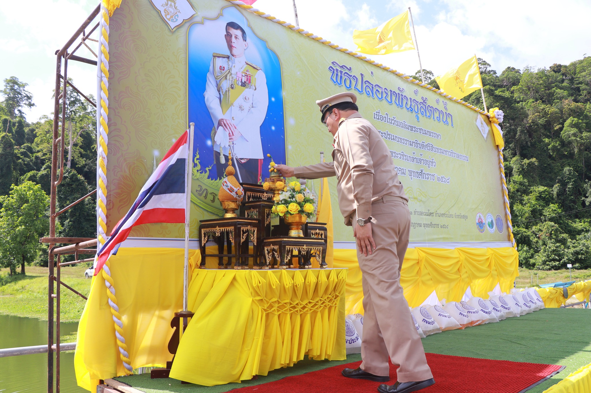 สตูล รวมพลังปล่อยพันธุ์สัตว์น้ำ 2 แสนตัว เฉลิมพระเกียรติ ในหลวง ร.10