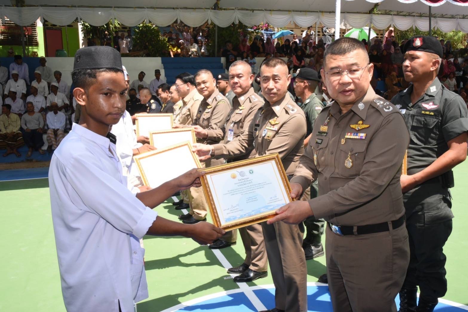 ผบ.ตร. ปิดอบรมโครงการชุมชนยั่งยืนบ้านเกาะสินไห จ.ระนอง  สั่งคุมเข้มงานมั่นคง ยาเสพติด