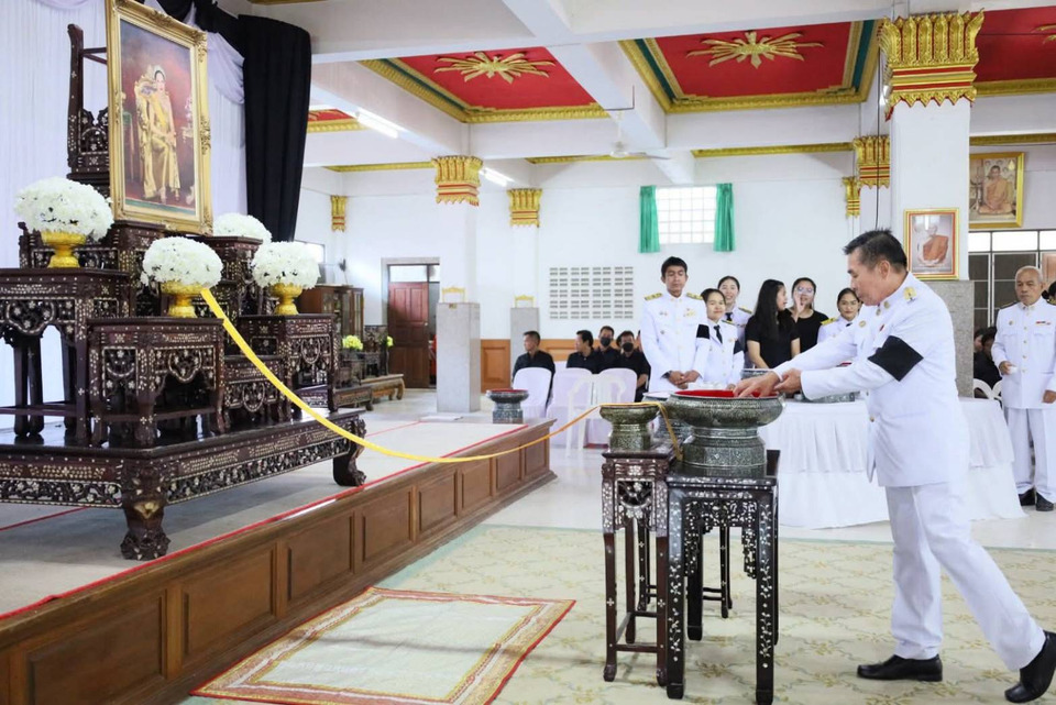 อบต.เอกราช จัดพิธีลงนามถวายความอาลัย - พิธีสรงน้ำพระบรมศพพันปีหลวง