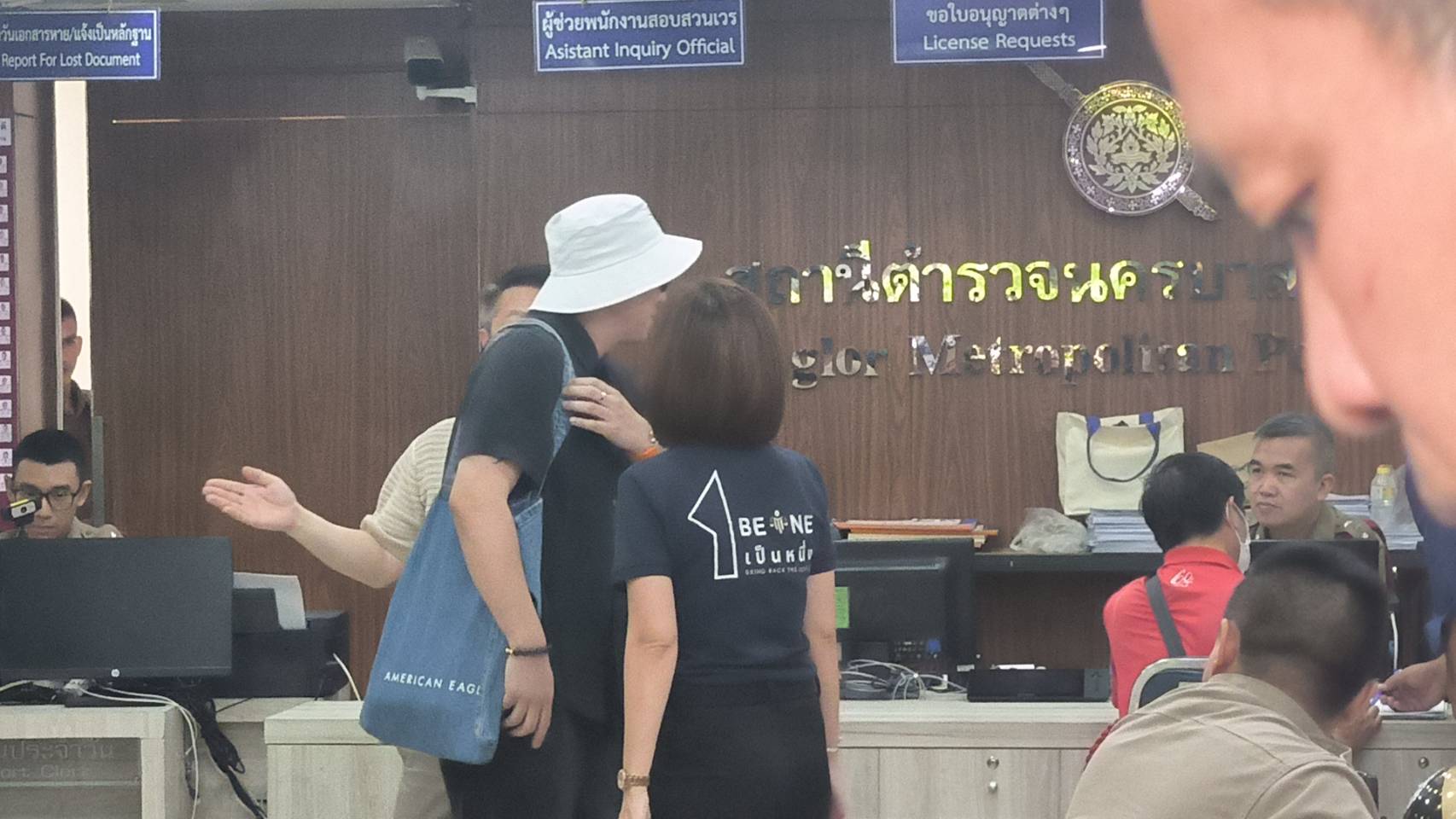 "ครอบครัวเชื่อมจิต" ย่องมา สน.ทองหล่อ รับทราบข้อกล่าวหาหมิ่น "หนุ่มกรรชัย"