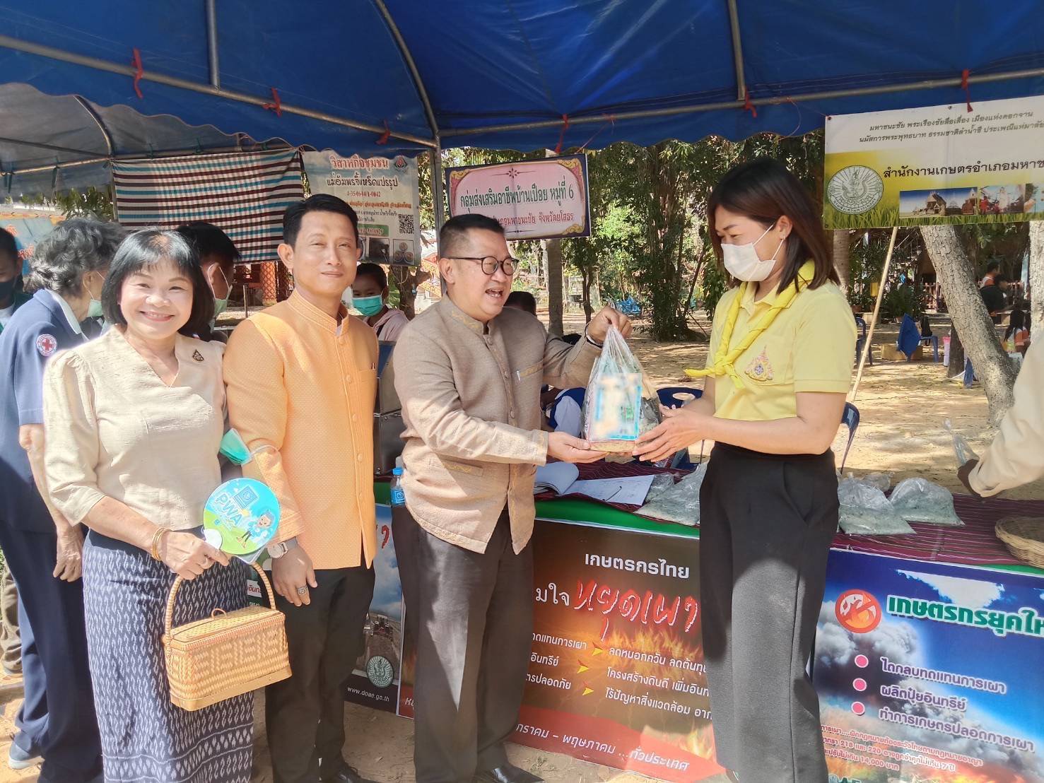 อำเภอมหาชนะชัยจัดโครงการอำเภอยิ้มเคลื่อนที่ให้บริการประชาชน