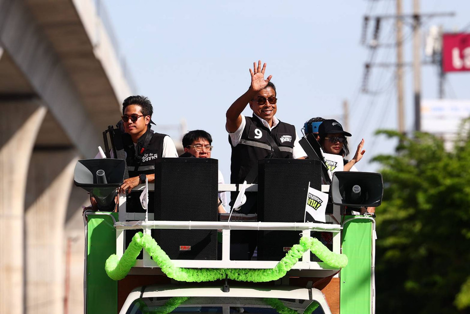 “ชัชชาติ” ลุยฝั่งธนฯ หาเสียงต่อเนื่อง แวะสักการะวงเวียนใหญ่ ก่อนลงพื้นที่ตรวจเหตุป้ายโฆษณาถล่ม