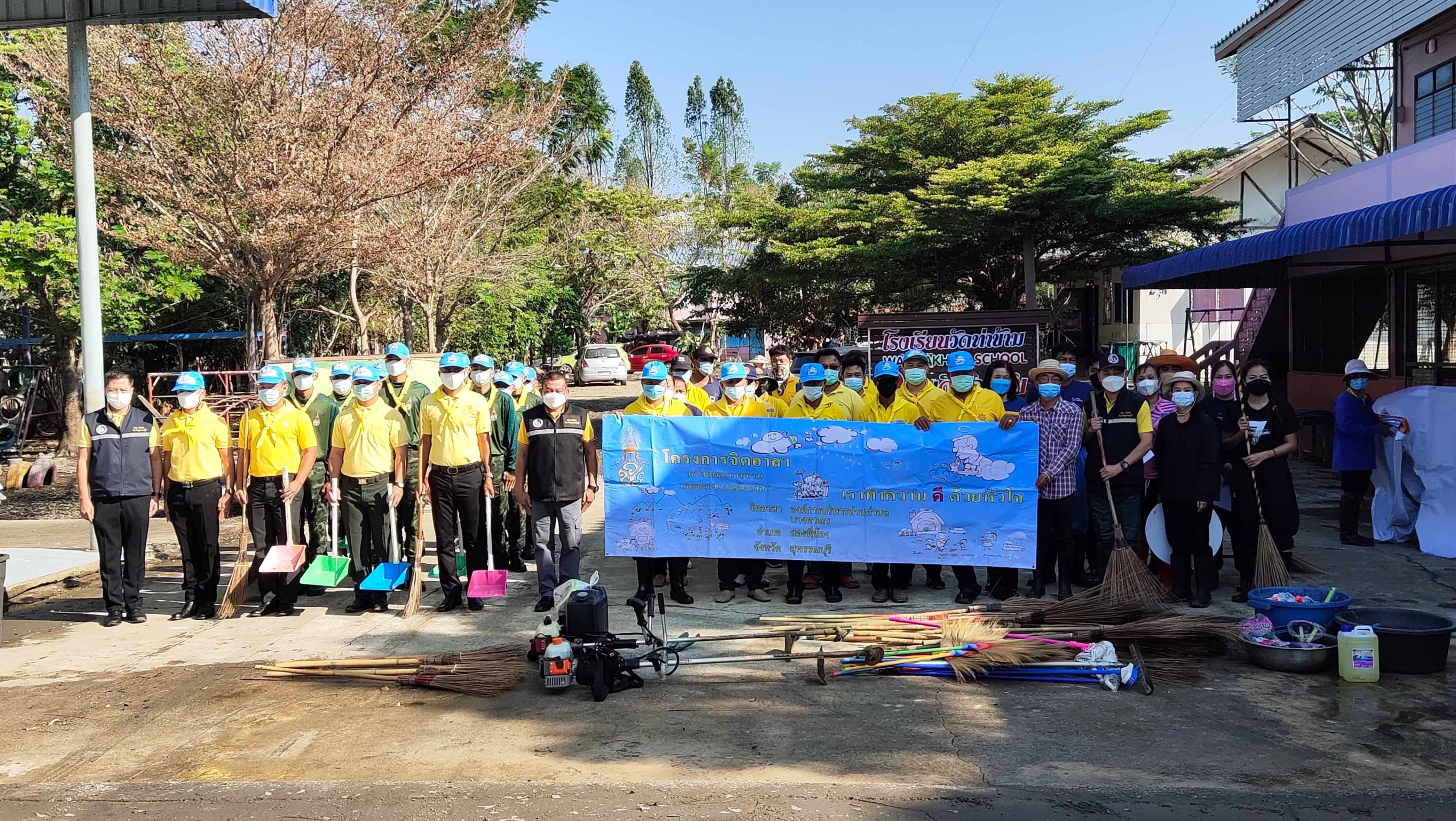 ทหารร่วมจิตอาสาช่วยทำความสะอาดฟื้นฟูโรงเรียนหลังน้ำลด
