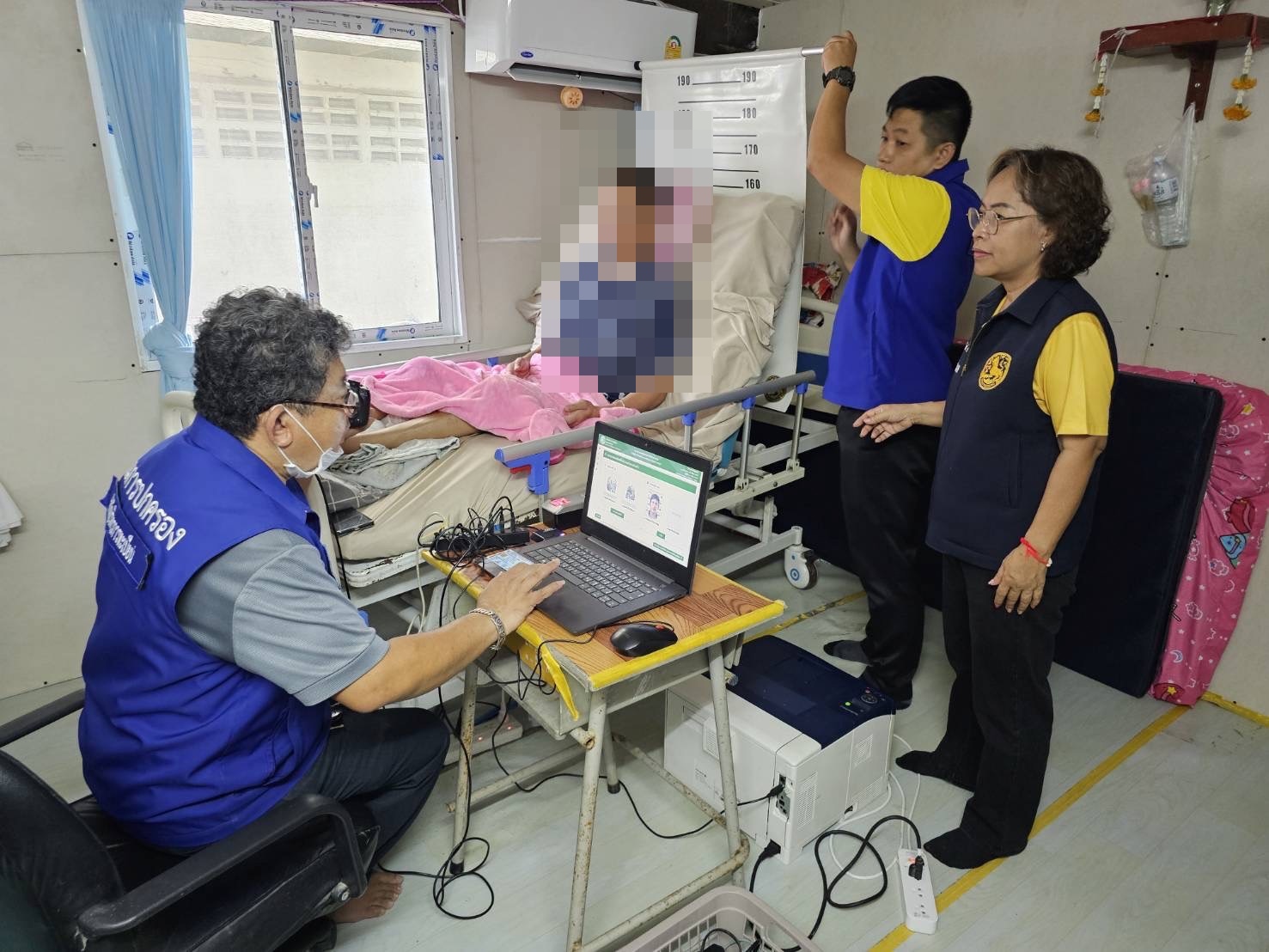 นอภ.ลาดหลุมแก้วออกให้บริการทำบัตรนอกสถานที่ให้แก่ผู้ป่วยติดเตียง-คนชราและผู้พิการ
