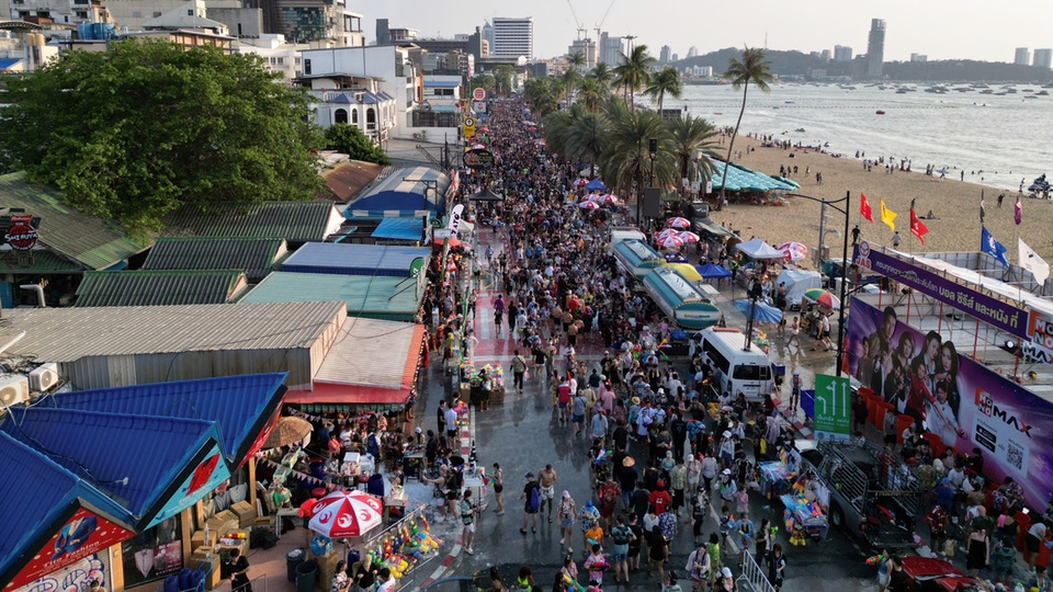 สาดสนั่นเมือง! วันไหลพัทยาแน่นทุกสาย นักท่องเที่ยวทะลักรับสงกรานต์
