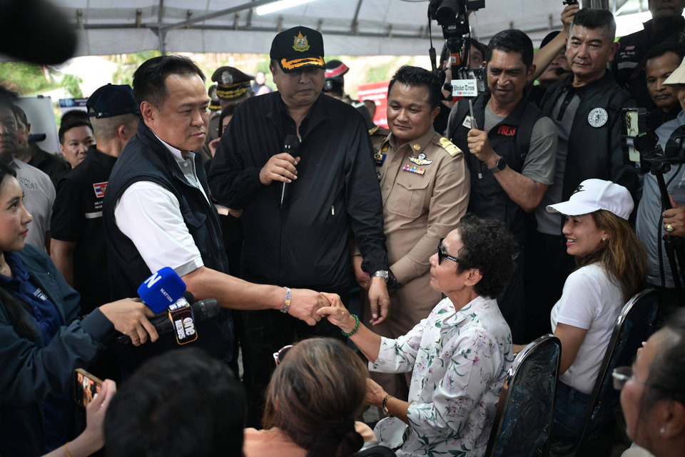 “อนุทิน” บุกหาดฟรีด้อม! ยกมือไหว้ขอโทษชาวบ้าน บอก “ผมผิดเองที่มาช่วยช้า” รับปากจัดการผู้มีอิทธิพลภูเก็ต-คืนที่หลวง