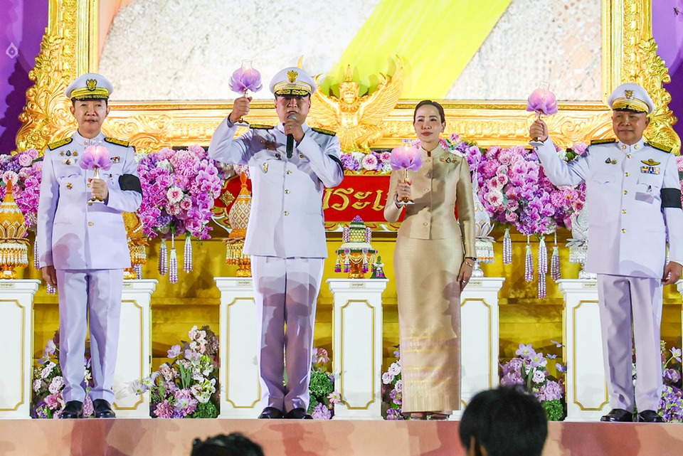 นายกฯ–ภริยา เป็นประธานพิธีถวายเครื่องราชสักการะ–จุดเทียนถวายพระพร เนื่องในพระราชพิธีมหามงคลเฉลิมพระชนมพรรษา 4 รอบ พระราชินี