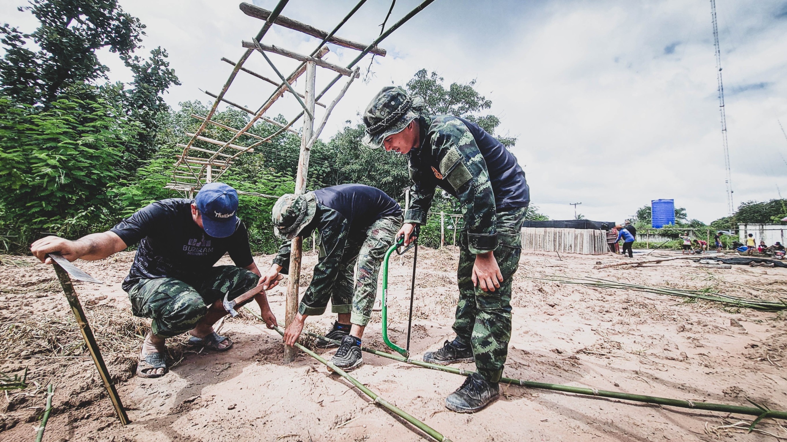 กองพันทหารราบที่ 22 นำนร.จัดทำแปลงเกษตรพอเพียง ปลูกจิตสำนึกหลักปรัชญาศก.พอเพียงสู่รั้วโรงเรียนชายแดน