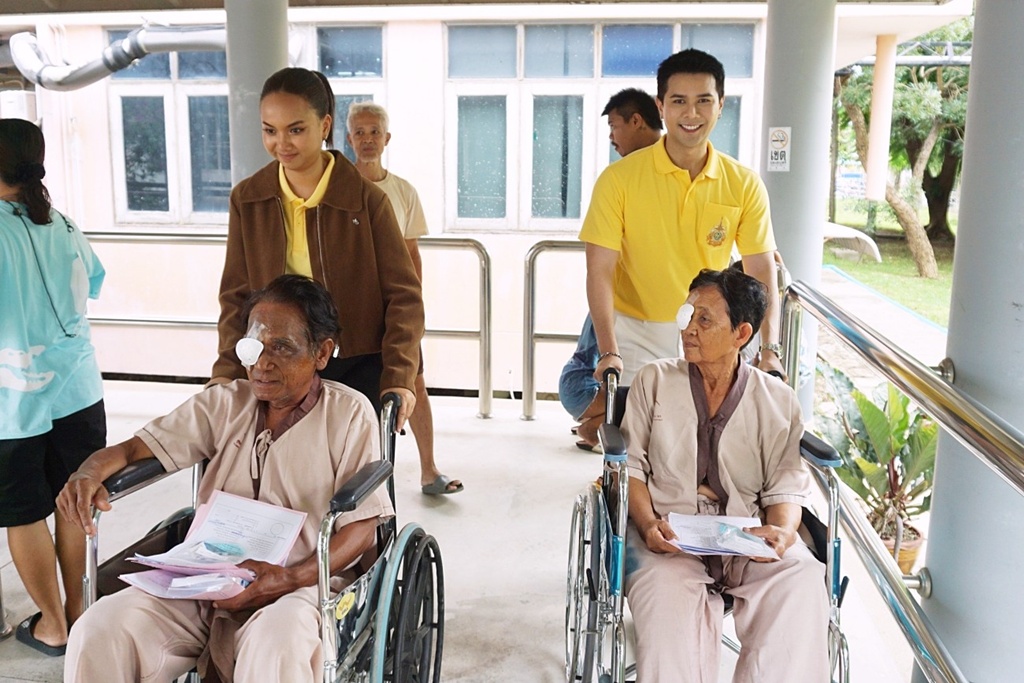 ‘อิสร์-แพร ชนา’ ร่วมจิตอาสามอบรอยยิ้มผ่านเสียงเพลง โครงการ 'ราษฎรสุขใจ พลานามัยสมบูรณ์ แพทย์พระราชทาน'