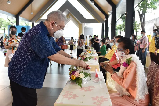 ศิลปินแห่งชาติร่วมกิจกรรมรดน้ำขอพรสงกรานต์