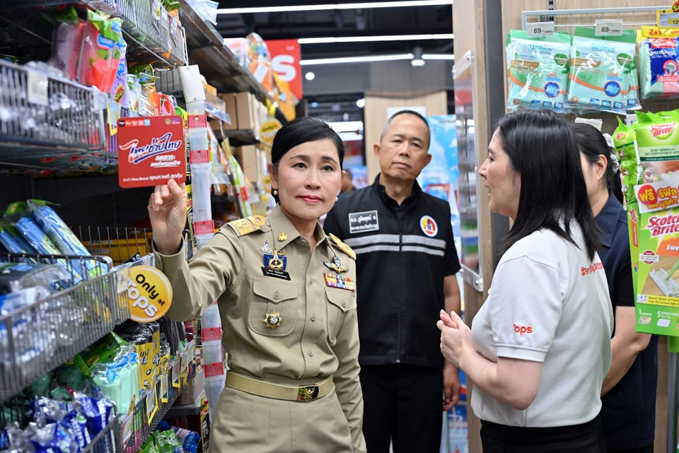 ผู้ว่าฯ นครปฐม ตรวจเยี่ยมร้านค้าร่วม “ไทยช่วยไทย” ลดค่าครองชีพประชาชน