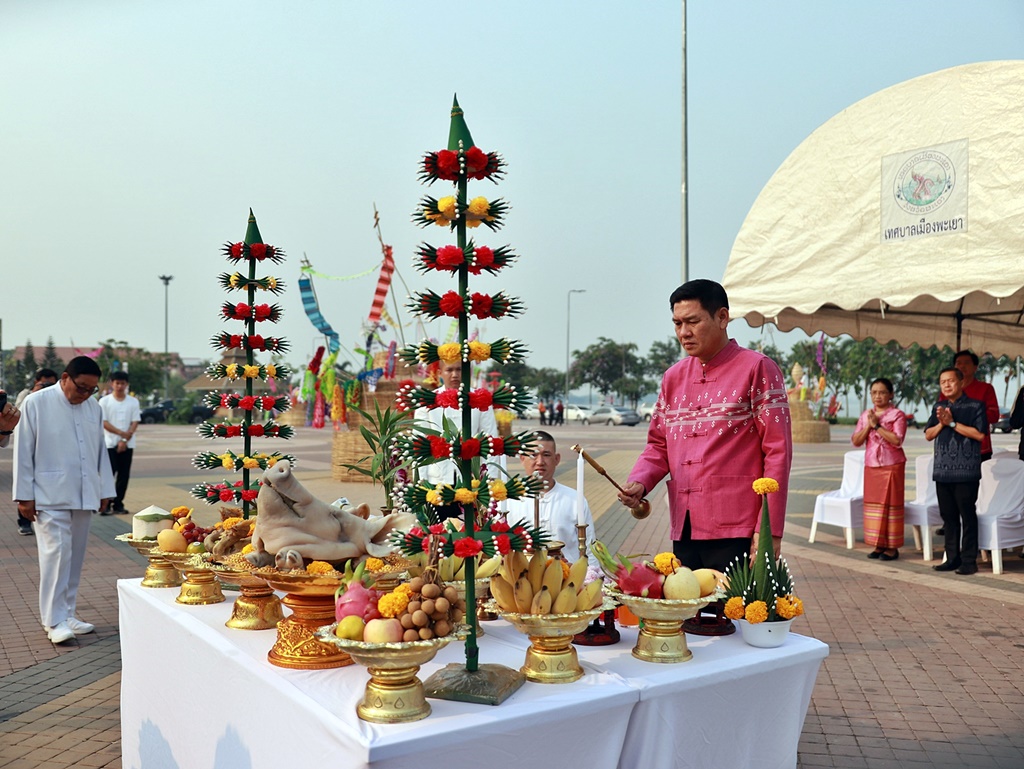 ผู้ว่าฯเมืองน้ำกว๊าน นำทีมหัวหน้าส่วนราชการสักการะอนุสาวรย์ "พญางำเมือง"