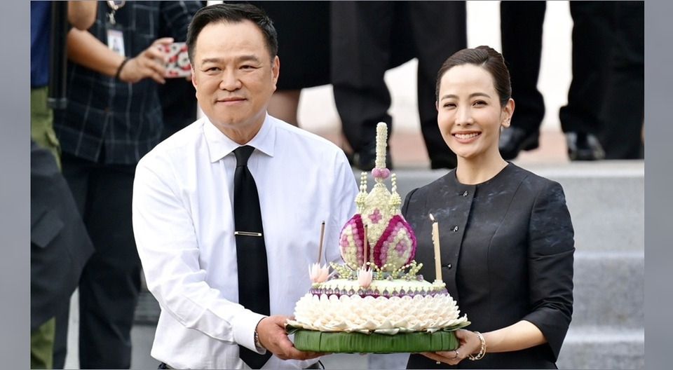 นายกฯควงภริยา ลอยกระทงคลองผดุงฯ ขอพรประเทศเจริญ-ปชช.อยู่ดีกินดีมีความสุข  เล็งฟื้นตลาดริมคลองยุค ’ลุงตู่‘