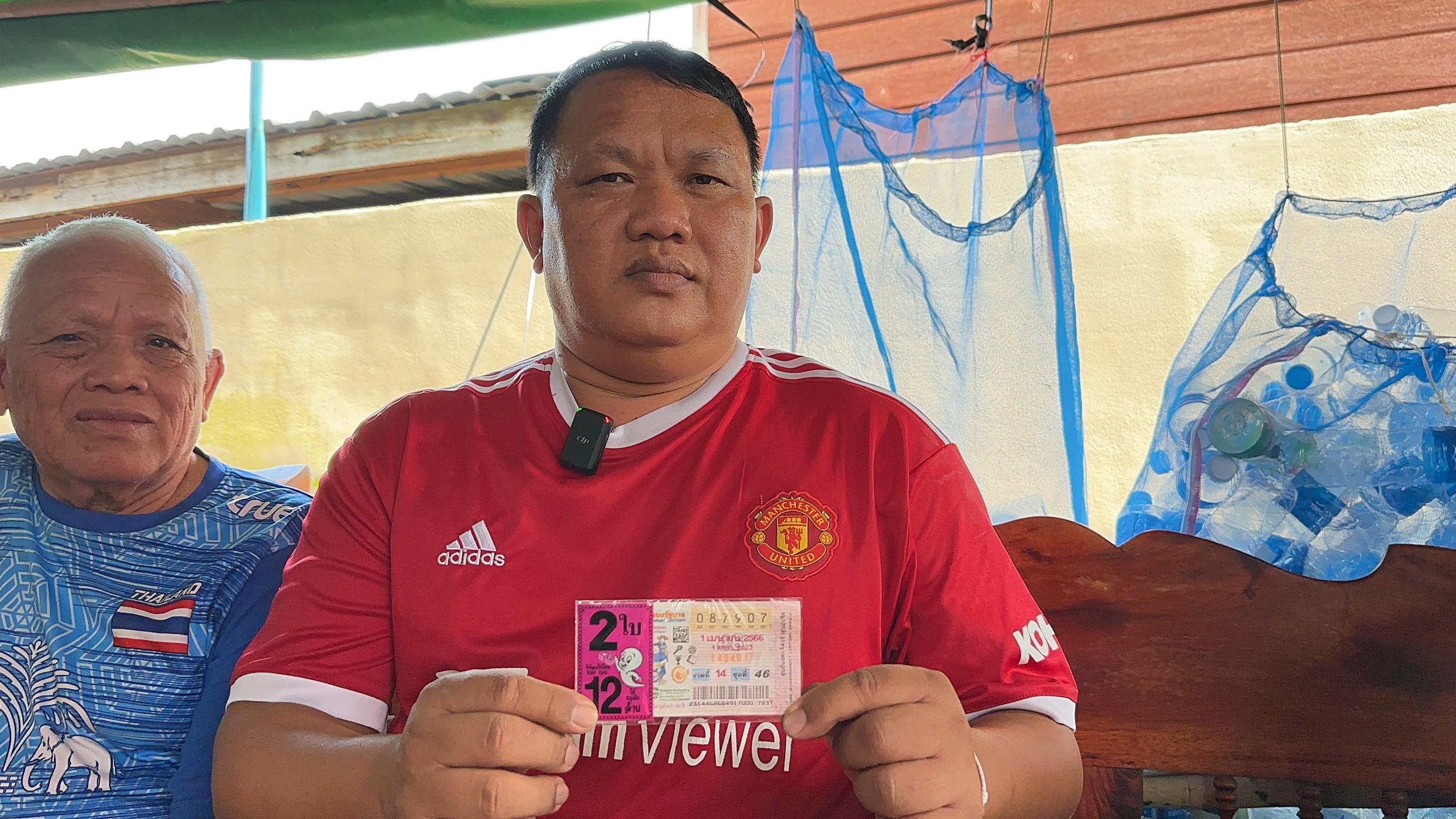 ผลบุญให้ความรวย! เสี่ยร้านขายอุปกรณ์กีฬาขอนแก่นถูกรางวัลที่ 1 รับ 12 ล้านหลังทำบุญประจำปี