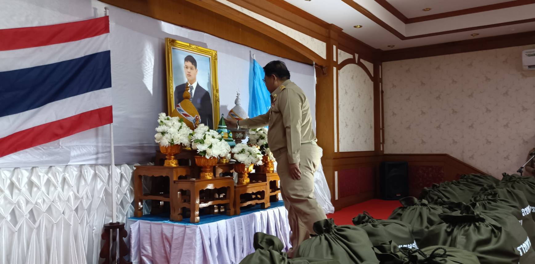 สมเด็จพระเจ้าลูกยาเธอ เจ้าฟ้าทีปังกรรัศมีโชติฯ ทรงพระกรุณาโปรดให้ ผวจ.หนองคายเชิญถุงพระราชทาน - เครื่องอุปโภคบริโภคไปมอบแก่ราษฎรที่ประสบอุทกภัย