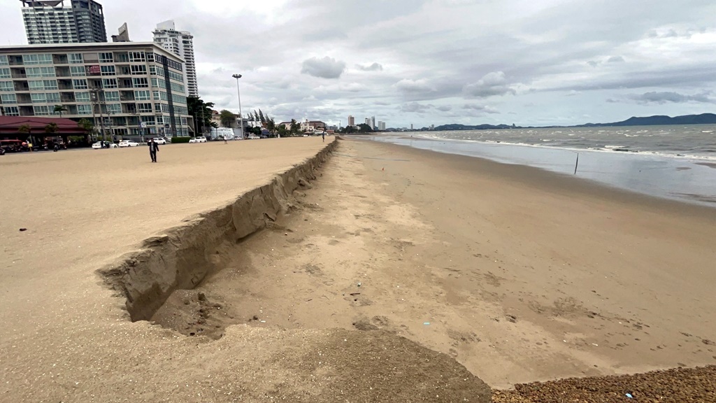มรสุมซัด! หาดนาจอมเทียนพังยาวเกือบ 500 เมตร 