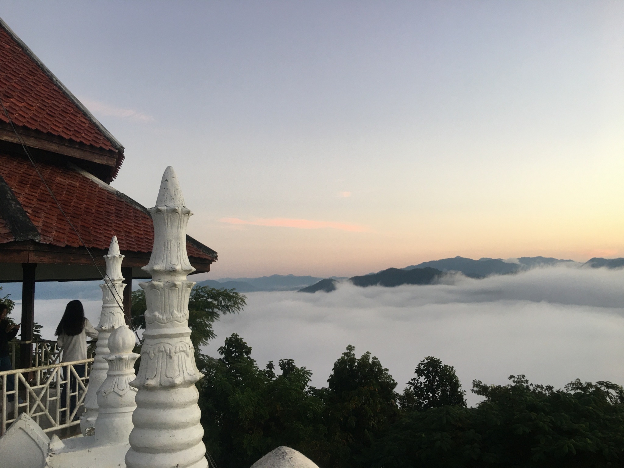 เปิดจุดชมวิวทะเลหมอกบนวัดพระธาตุดอยกองมู ใจกลางเมืองแม่ฮ่องสอน