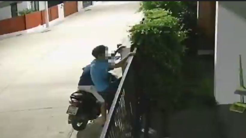 สองโจ๋เมายาขับรถมอเตอร์ไซค์ปีนเข้าบ้านหวังชิงทรัพย์และข่มขืนโชคดีแม่เจ้าของบ้านอยู่หวิดคว้ามีดฟัน