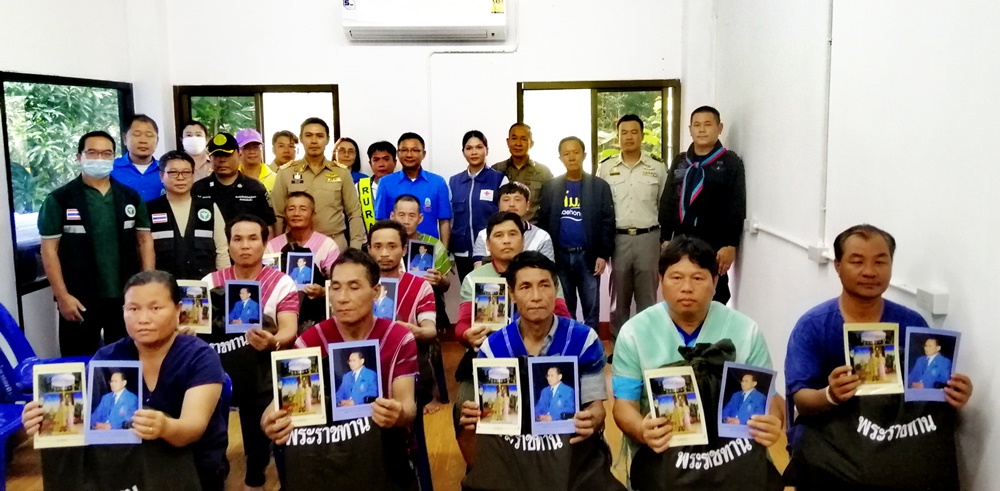 มูลนิธิราชประชานุเคราะห์ฯ มอบสิ่งของพระราชทาน แก่ประชาชนผู้ประสบภัยน้ำป่าไหลหลากพื้นที่บ้านแม่ตอละ 