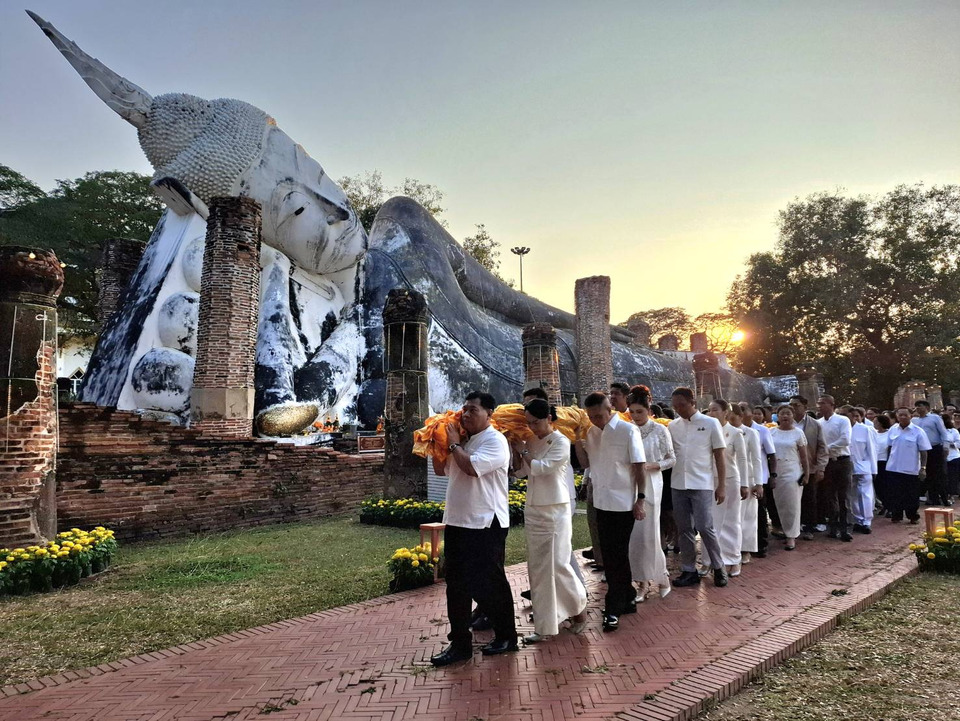 ชาวอ่างทองร่วมแห่ผ้าห่มองค์พระพุทธไสยาสน์ วัดขุนอินทประมูล เสริมสิริมงคลส่งท้ายปี