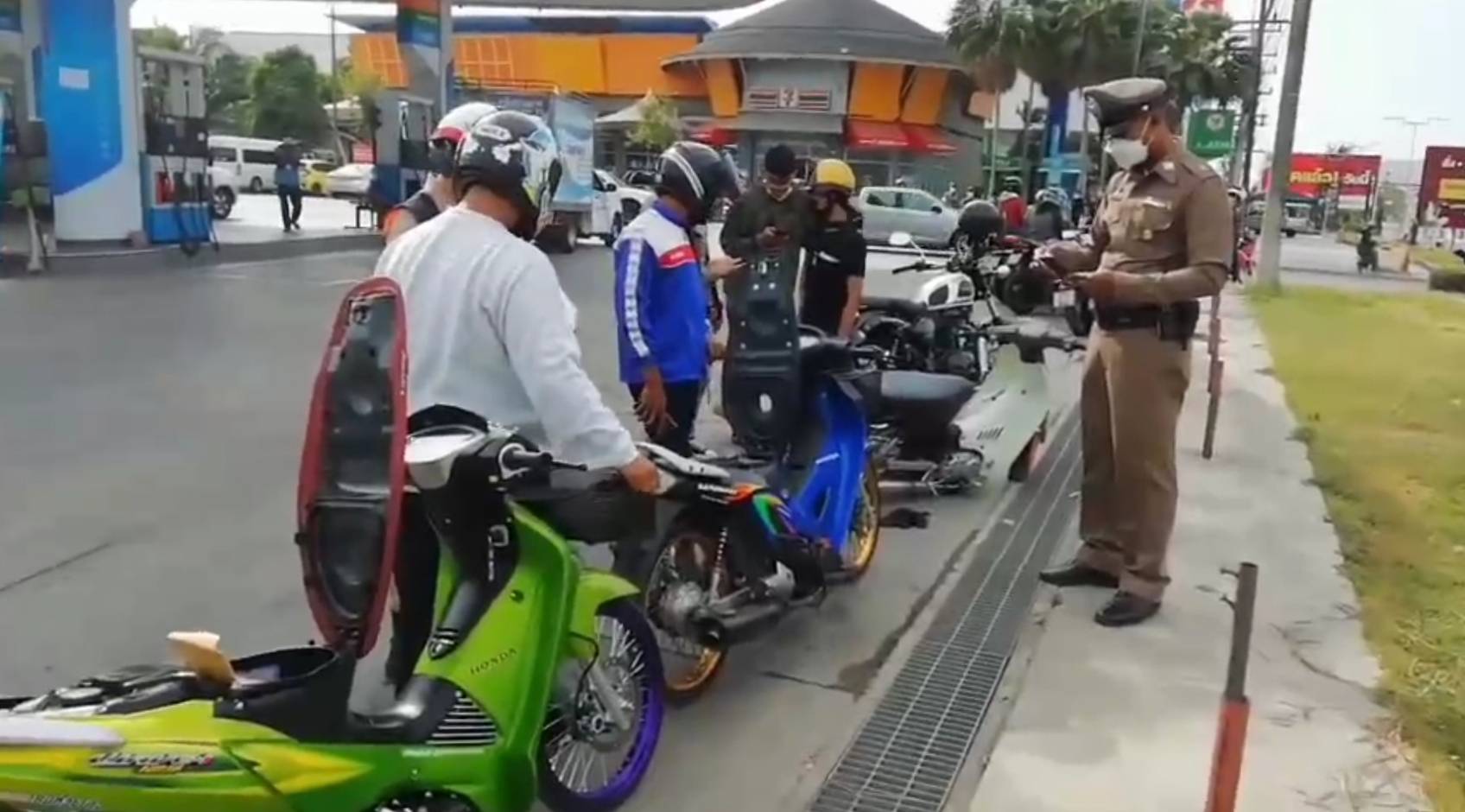 ตร.ประจวบฯรวบแว้นงานบุญดัดแปลงรถซิ่งบนถนนสร้างความเดือดร้อน