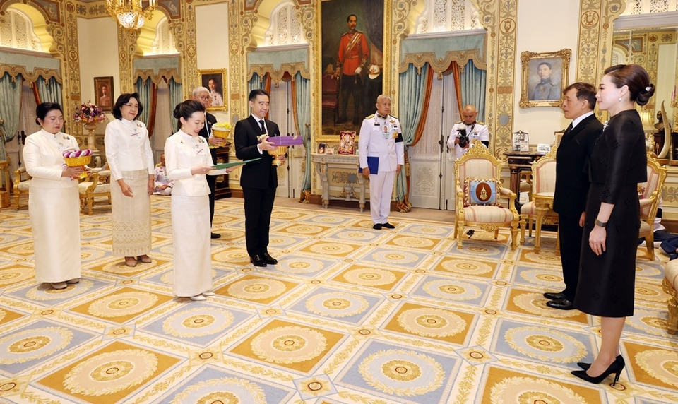 ในหลวง-พระราชินี  พระราชทานพระบรมราชวโรกาสให้ มูลนิธิสิริวัฒนภักดี เฝ้าฯ น้อมเกล้าฯ ถวายรถพยาบาล