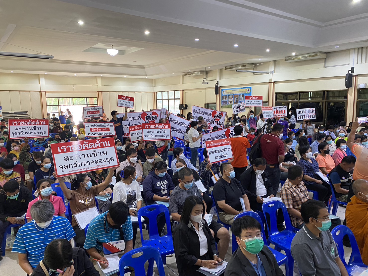 ชาวบ้านกว่า 500 คน รวมตัวคัดค้านสร้างสะพานข้ามแยก กระทบเศรษฐกิจชุมชน ชี้ไม่จำเป็น ควรนำงบไปดูแลเรื่องน้ำท่วมมากกว่า