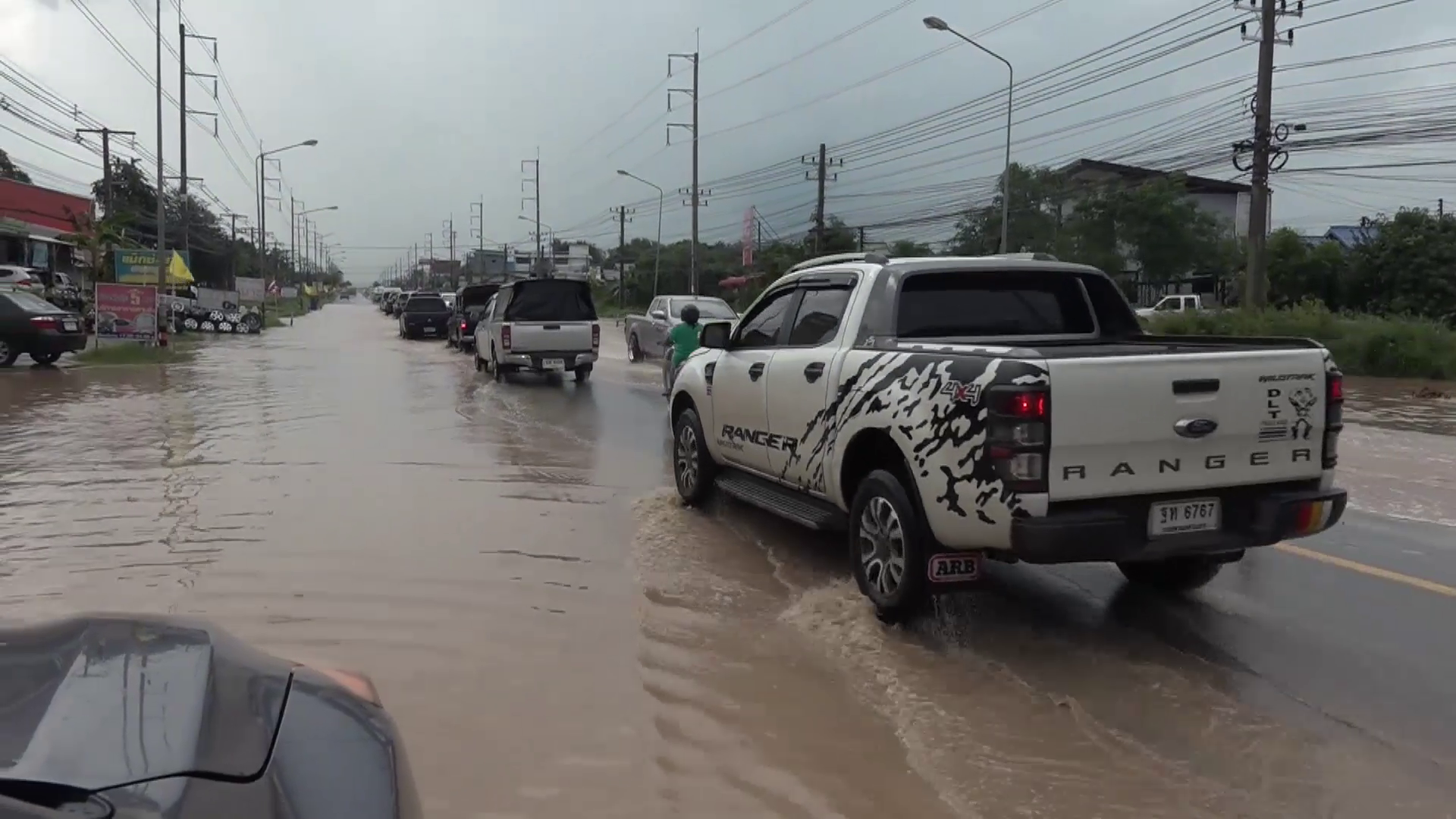 ทางหลวงชนบทเตือนผู้ใช้รถใช้ถนนฝนตกน้ำป่าพัดถนนขาดน้ำท่วมฉับพลัน