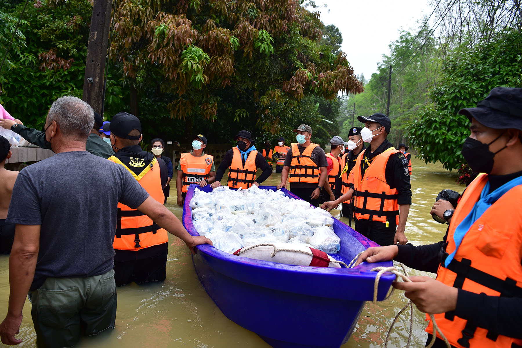 ทหารพราน 45 นำกำลังพลลุยน้ำแจกอาหารปรุงสุกผู้ประสบภัยน้ำท่วม อ.ระแงะ จ.นราธิวาส