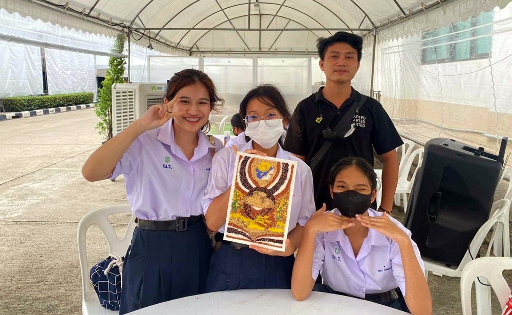 รร.ฤทธิณรงค์รอน คว้ารางวัลชนะเลิศประกวดศิลปะจัดเรียงเมล็ดพันธุ์ข้าว ในหัวข้อ “กสิกรรมนาไทยยั่งยืน Agriculture for Thailand’s Sustainability”