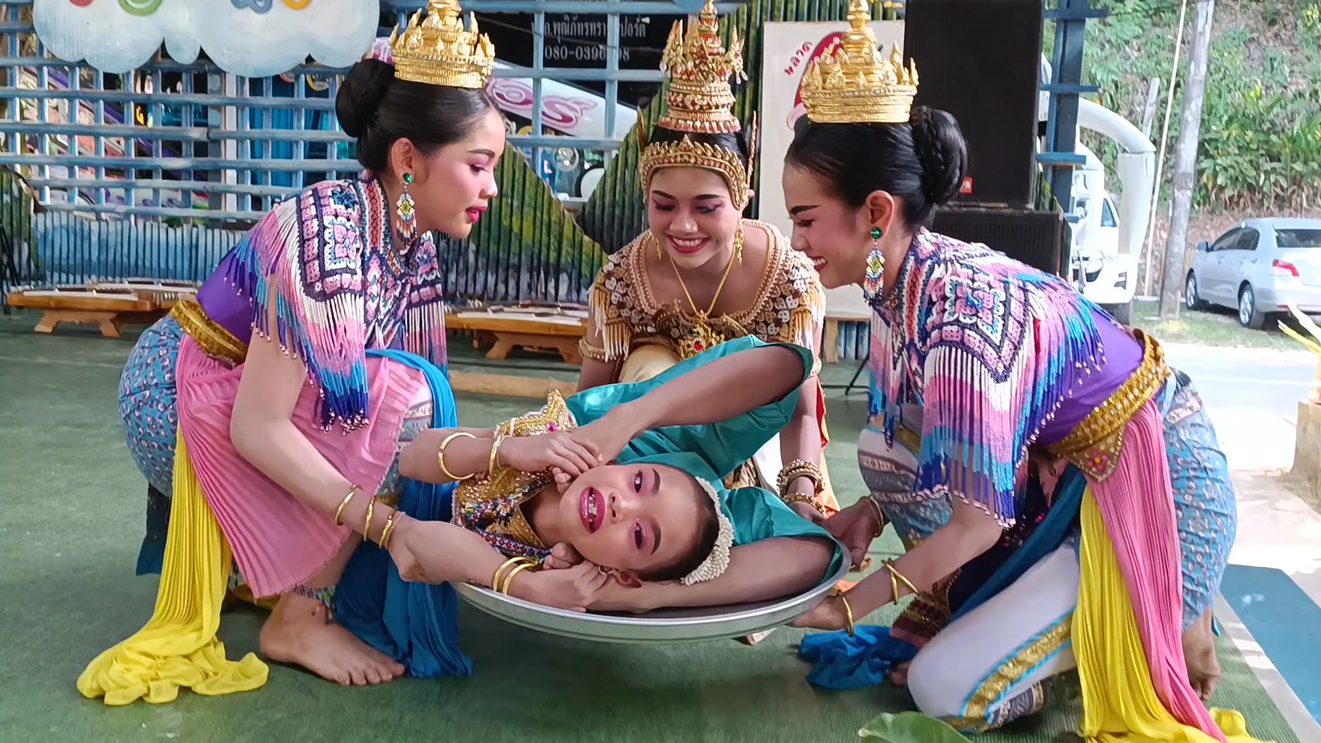 นักท่องเที่ยวสุดทึ่ง"หนูน้อย"แสดงมโนราห์ตัวอ่อนโชว์บนถาดที่หลาดลองแล พังงา