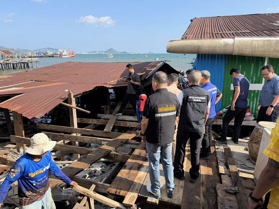 นายอำเภอสัตหีบ ลุยตรวจบ้านถล่มชุมชนชายทะเล เร่งประเมินเสี่ยง–ช่วยผู้ประสบภัยรอบด้าน