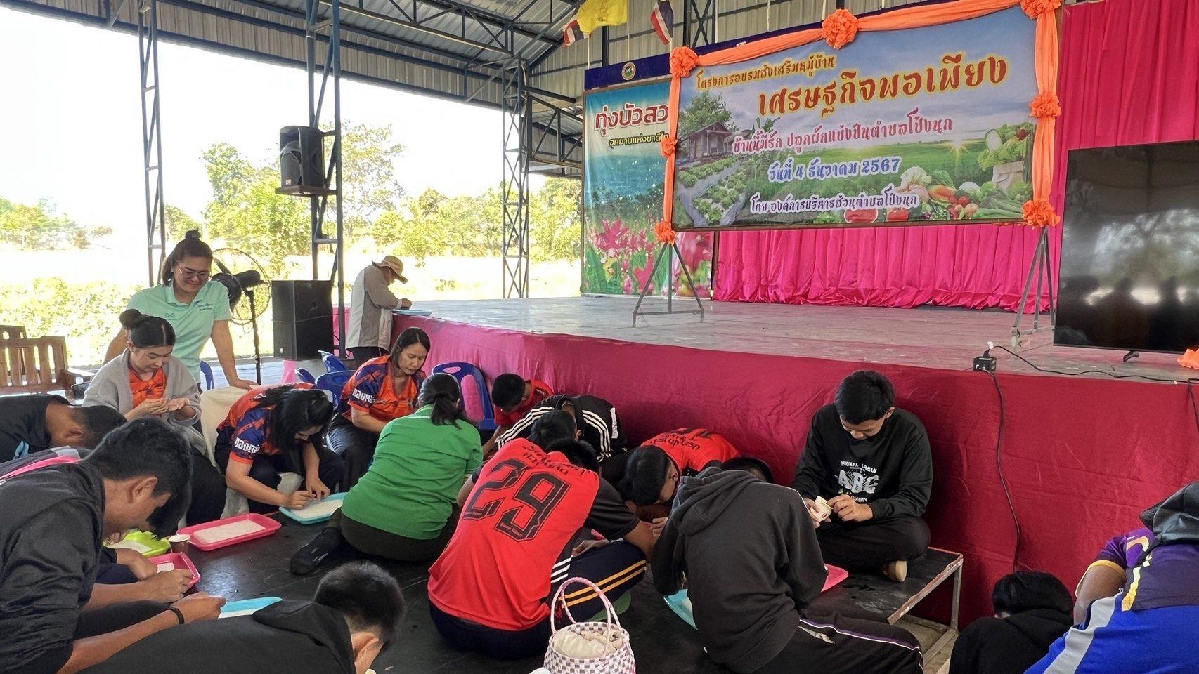  เครือข่ายครอบครัวเดียวกัน นำชาวบ้านปลูกผักกินเองตามรอยพอเพียงพ่อหลวง ร.9 สร้างความมั่นคงทางอาหารสู่ชุมชนรองรับวิกฤตโลก