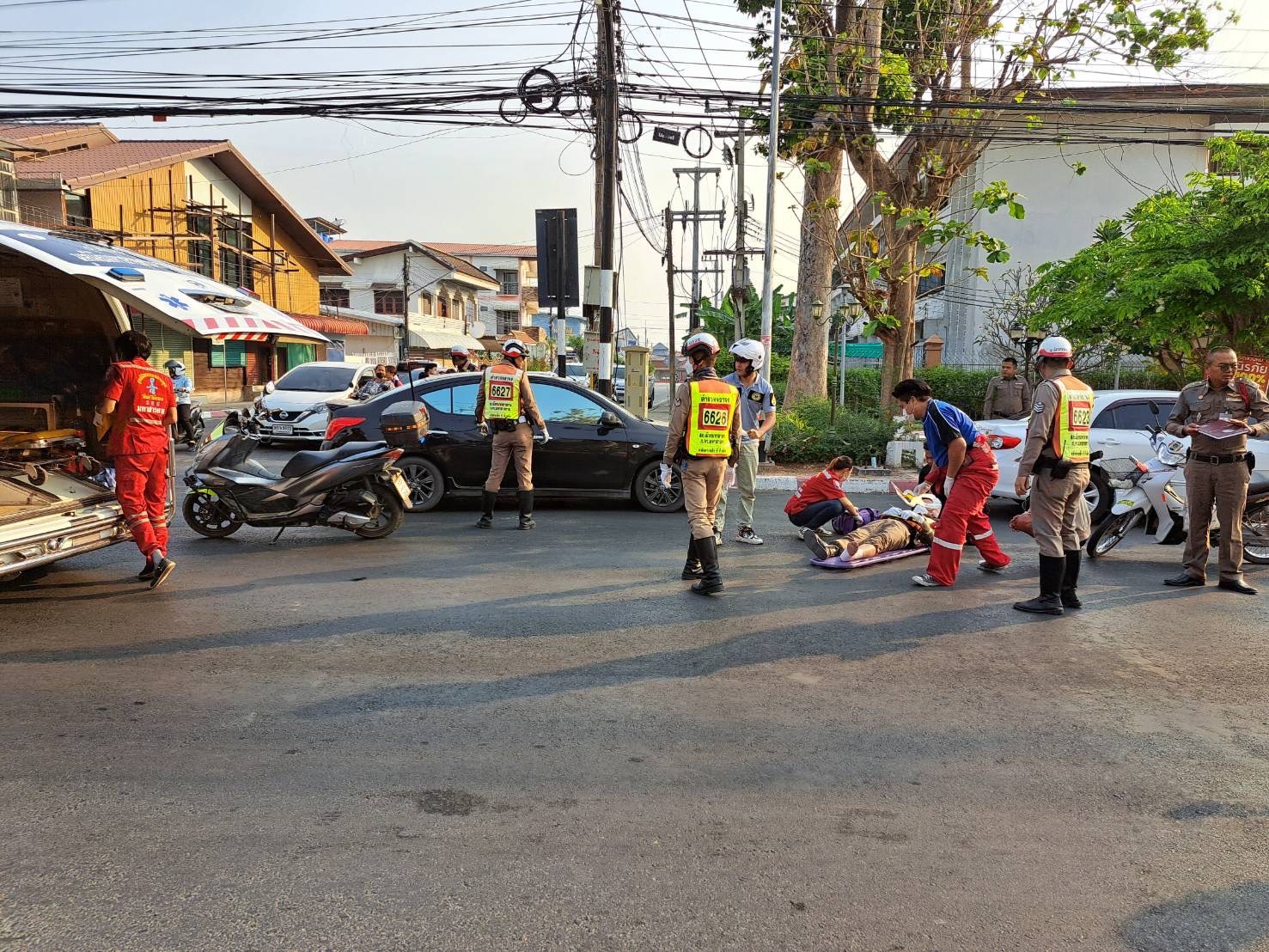 ระทึกกลางเมืองมหาสารคาม!! กระบะพุ่งชนตำรวจจราจร ล้มทั้งยืน ขณะปฏิบัติหน้าที่ 