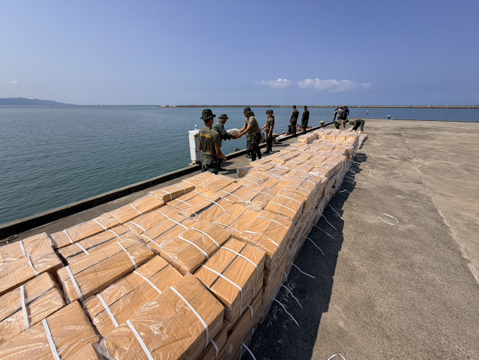 ศรชล.ตราด สกัดแก๊งลอบขนสินค้าส่งเขมร ยึดเรือ 5 ลำ รวบ 6 ผู้ต้องหา เผยค่าจ้างพุ่งเท่าตัว คาดเขมรขาดแคลนสินค้า