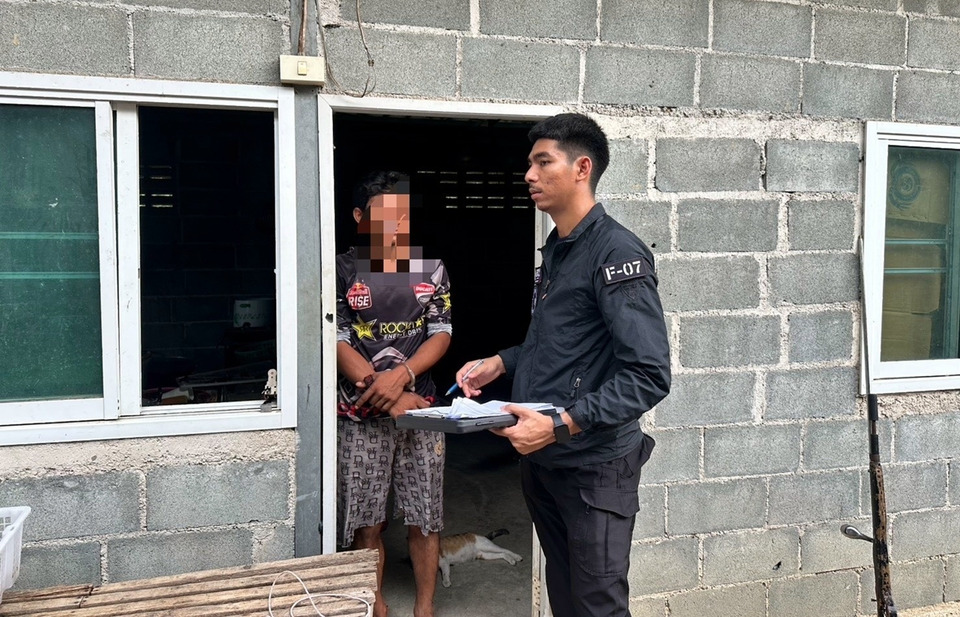 ตชด.11 บุกจับหนุ่มกัมพูชาคาขนำ ยึดปืนเถื่อน-ยาเสพติด สารภาพเตรียมล่าสัตว์-เสพ