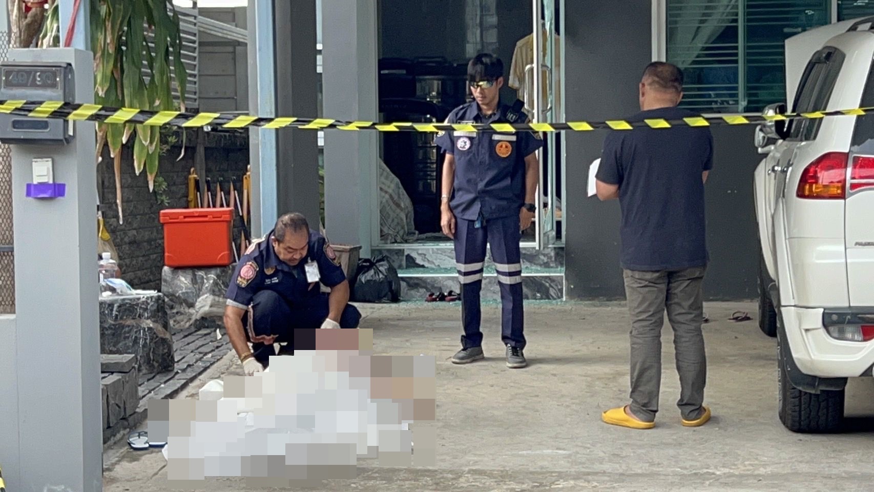 ปทุมธานี ปัญหาเพื่อนบ้านเรื่องหมาแมว อดีตทหารบกถูกด่าไอ้เป๋ คว้าปืนรัวยิงเพื่อนบ้านดับ ก่อนยิงตัวตาย