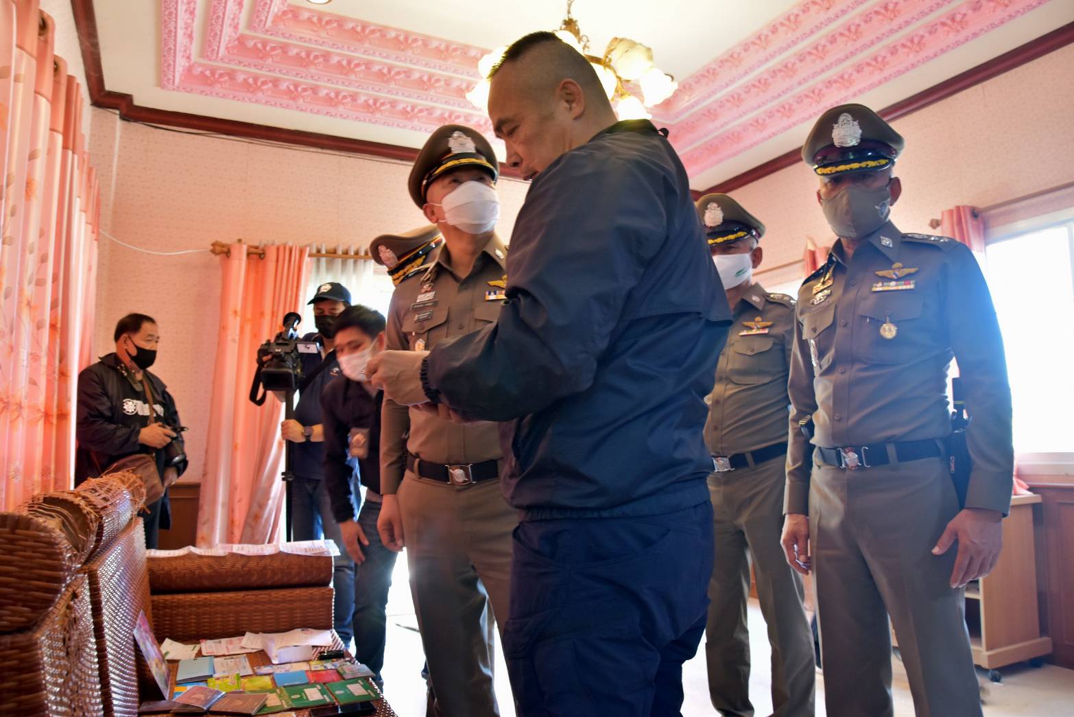 ลุยยึดบ้านหรูใจกลางเมืองเชียงคำ พร้อมทรัพย์สินกว่า 5 ล้านบาท