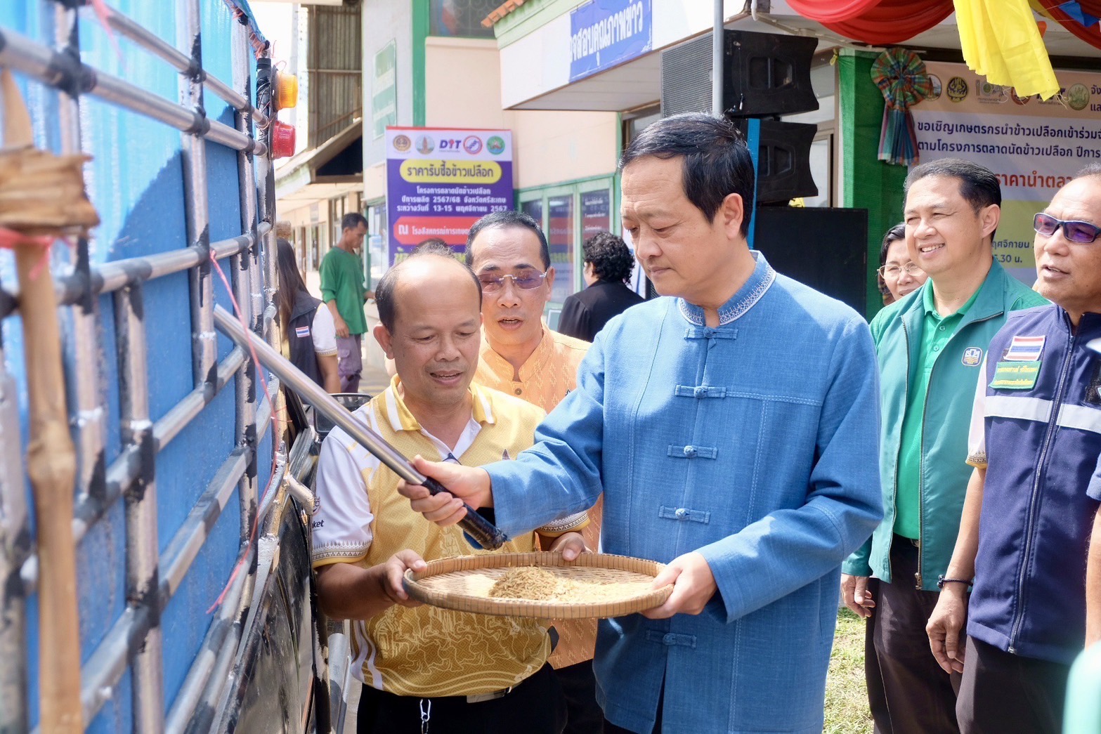 รองผู้ว่าฯศรีสะเกษนำคณะเยี่ยมตลาดนัดข้าวเปลือกส่งเสริมให้มีการซื้อขายเป็นธรรมทั้งราคาและคุณภาพ   