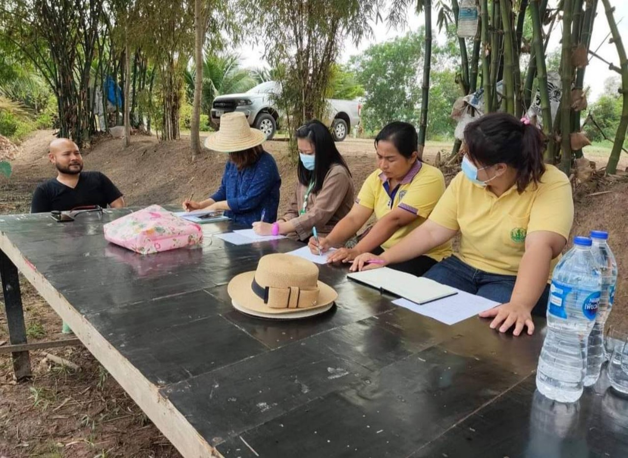 เจ้าหน้าที่เกษตรอ.บางน้ำเปรี้ยวลงพื้นที่ถอดองค์ความรู้เกษตรต้นแบบสวนมะพร้าวน้ำหอม