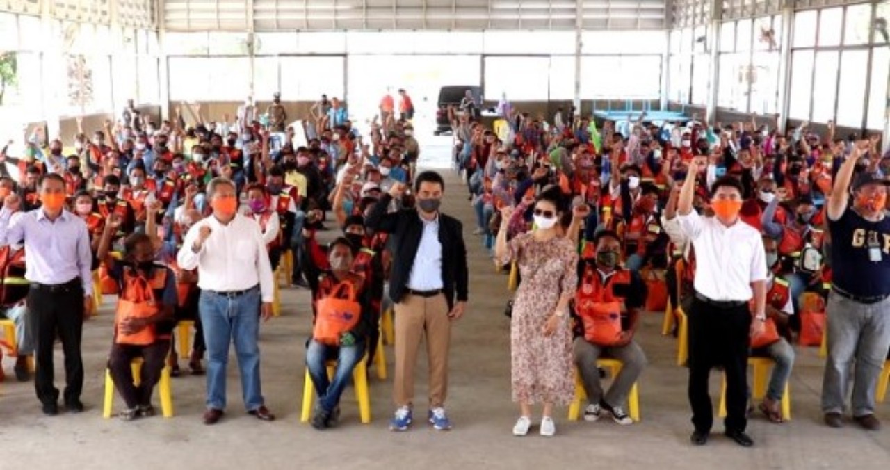 รมต.ประจำสำนักนายกฯ มอบถุงน้ำใจช่วยวินมอไซด์ 