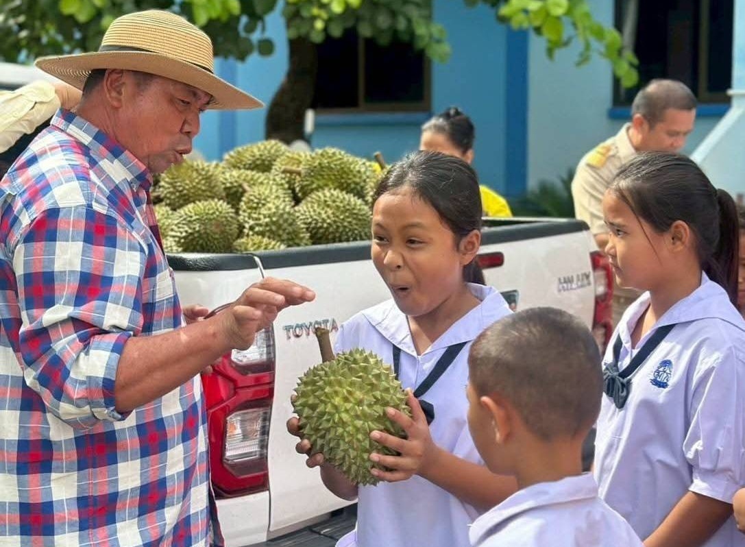 ใจถึงพึ่งได้ของแทร่! นายก อบต.เมืองเก่าพิจิตร ซื้อทุเรียนแจกครู-นร.โรงเรียนในสังกัด