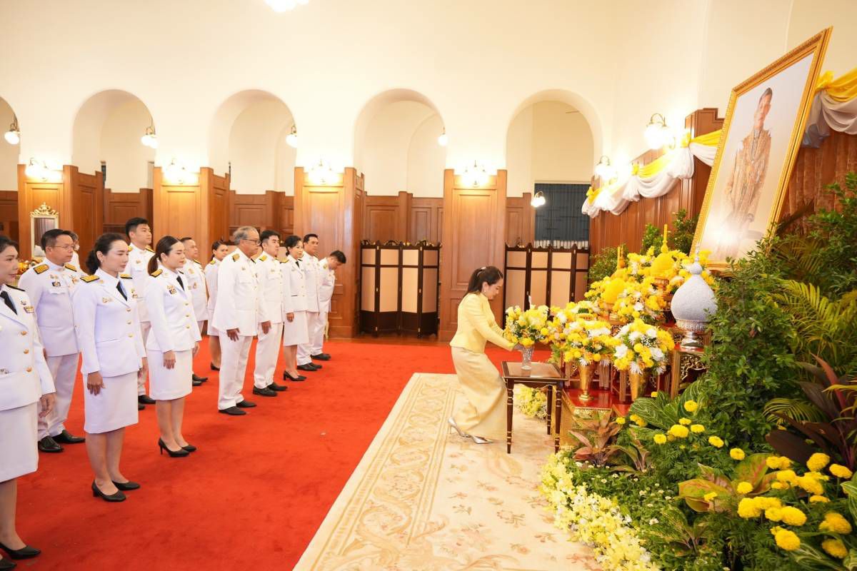 "แพทองธาร" นำ "พท." ถวายแจกันดอกไม้ ลงนามถวายพระพร เนื่องในโอกาสมหามงคลเฉลิมพระชนมพรรษา 6 รอบ